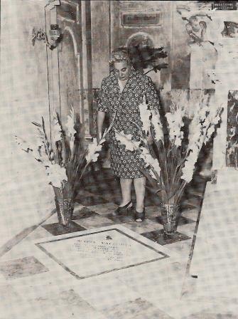 Maria Diciotti sulla tomba di M. Valtorta